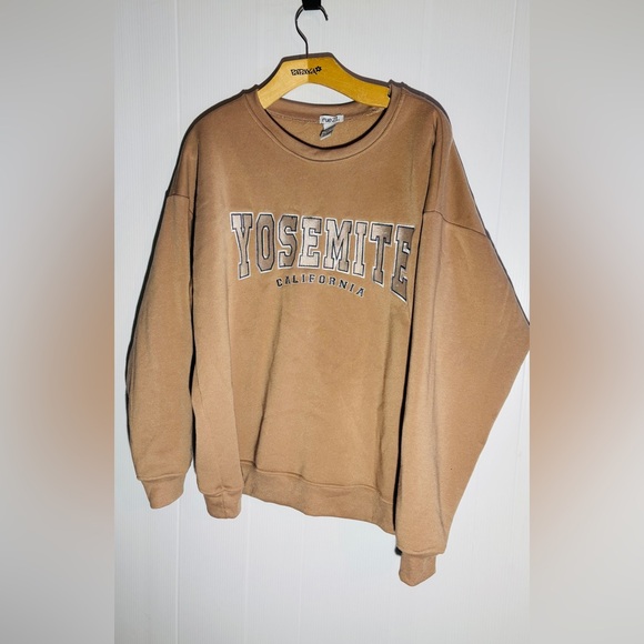 Rue21 Tops - Rue21 Tan Sweatshirt YOSEMITE California size extra large
